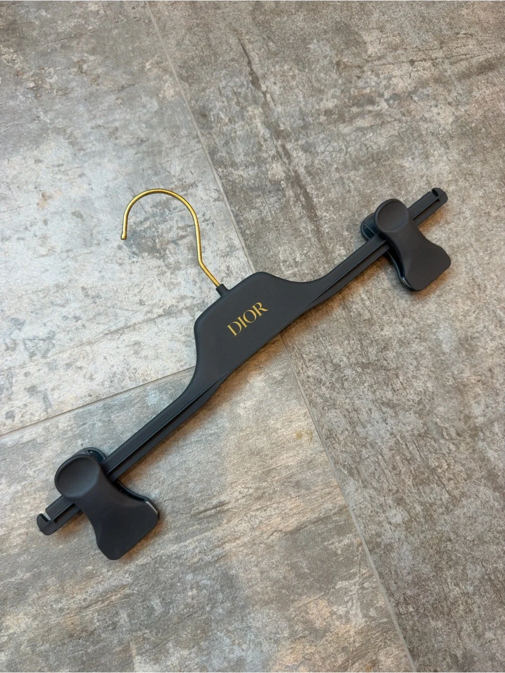 Hanger with clips